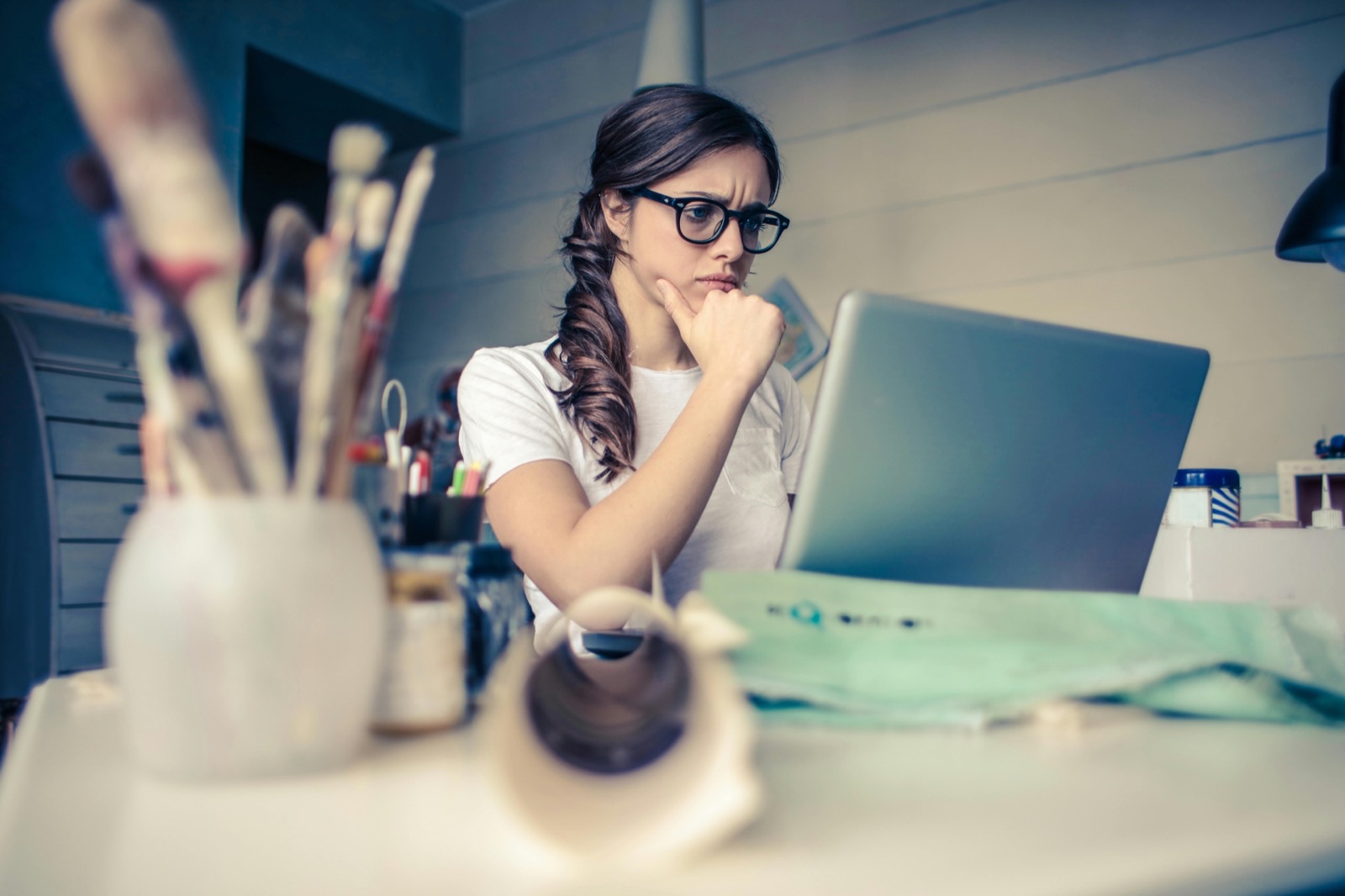 Picture showing aspiring matchmaker deciding on best matchmaking courses so she can start matchmaking business